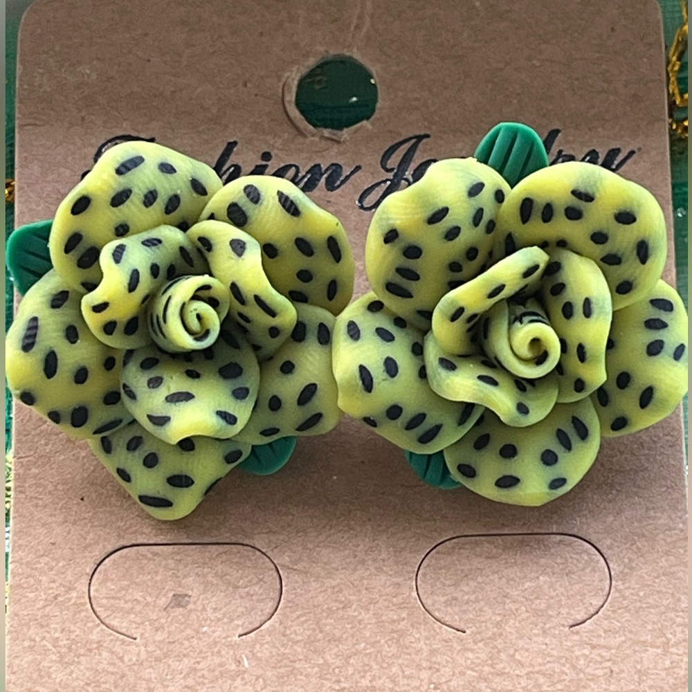 NWT Yellow/Green with Black Speckles Polymer Clay 3D Flower Pierced Earrings